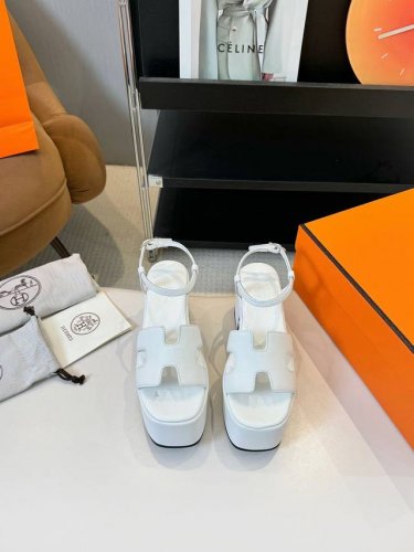 Hermès 爱马仕经典防水台H坡跟厚底凉鞋极约复古的设计 浓厚的异域风情时髦感十足、随便上脚都很有腔调简简单单的款式随便搭配一下高级感就很棒百搭的颜色流畅的线