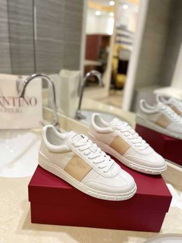 出厂男女同 Valentino专柜同步新款德训鞋低帮休闲运动鞋 专业高端，完美复刻，品质一流！ 全部采用原版1:1材料制作，独家开模！ 面料高丝光牛猄 Tpu材