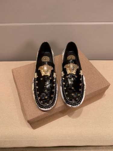 versace 范思哲 官方旗舰店新款，米兰官方男时装周走秀款，进口牛皮面+金钉制作，超软质感，吸汗透气 ，鞋身马头像高级规则代表高级工艺标志，低调大方，上脚效