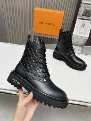 本款 LV Ranger 船鞋取材正绒面革，为鞋面细致压印 Mini Monogram 图案。凸纹微型外底厚实而不失轻盈，侧面 Vuitton 标识和鞋跟的 M