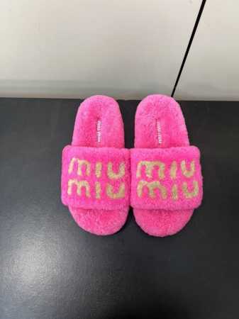 miumiu缪缪毛毛拖2024秋冬新款毛毛拖鞋Miu Miu秋冬新季的潮流要素，与此刻挚爱的概念，多元对撞，传达现代风格~ 怎么穿都好看今夏时髦精最爱 看起来不 - 点击图像关闭