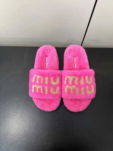 miumiu缪缪毛毛拖2024秋冬新款毛毛拖鞋Miu Miu秋冬新季的潮流要素，与此刻挚爱的概念，多元对撞，传达现代风格~ 怎么穿都好看今夏时髦精最爱 看起来不