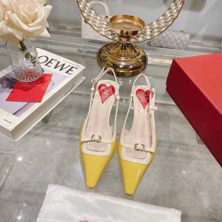 出厂 Roger Vivier 25新款Rv女鞋迷你饰扣后空凉鞋漆皮后袢带高跟鞋 迷你饰扣漆皮后袢带高跟鞋本款高跟鞋以闪亮漆皮制成 糅合众多品牌标志性元素 从品 - 点击图像关闭