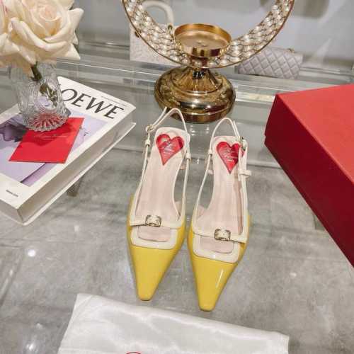 出厂 Roger Vivier 25新款Rv女鞋迷你饰扣后空凉鞋漆皮后袢带高跟鞋 迷你饰扣漆皮后袢带高跟鞋本款高跟鞋以闪亮漆皮制成 糅合众多品牌标志性元素 从品