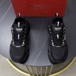出厂价Pp： 品牌：菲拉格慕 标准码：38-44 45订做 等级：官网同款 材料：原版材料拼接 舒适透气内里 轻便耐磨运动大底 款式类别：男士时尚休闲鞋 跑步