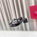 光扣 钻扣 Roger Vivier 2025春夏最新系列凉鞋 鞋面：进口牛皮，原版开模扣子， 颜色：米白，棕色，银色，黑色 内里垫脚：牛纹皮 大底：真皮大底