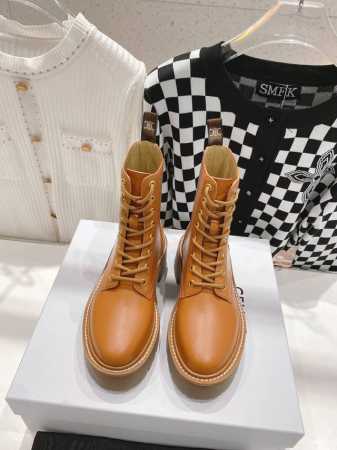 高版本皮面 Celine*赛琳2024ss秋冬最新款短靴！lisa同款超火复古凯旋门绑带短靴马丁靴！ 低调简约的设计，超帅气造型带点复古的味道，上脚显瘦轻便，而 - 点击图像关闭