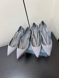 Prada 25ss 早春新款绝美尖头跟鞋 时尚界久违的极简之美经典时尚配色 毫不费力的优雅风来袭 时髦 精致 绝美 包头尖头 开边珠外穿时尚气质简约新款日常拖