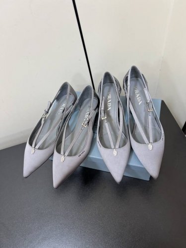 Prada 25ss 早春新款绝美尖头跟鞋 时尚界久违的极简之美经典时尚配色 毫不费力的优雅风来袭 时髦 精致 绝美 包头尖头 开边珠外穿时尚气质简约新款日常拖