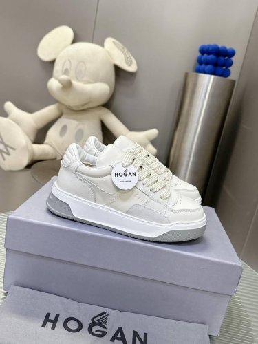 440情侣款，Hogan H670饼干鞋系列以轻便的防滑鞋底独具一格，款式运动风十足，百搭时尚。鞋底设有竖式条纹。鞋面为柔软的纳帕皮革，鞋口嵌边设计，后跟设有柔