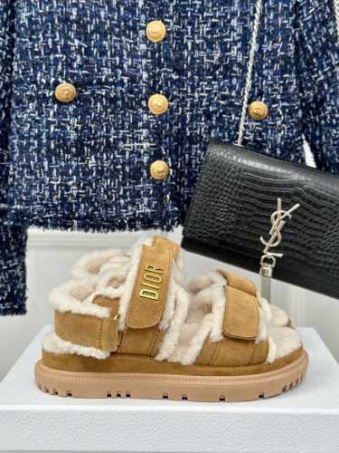 厂价 Dior 迪奥24S秋冬新品 毛拖毛鞋凉鞋系列 简约大气时髦 耐看不过时 是时尚圈永不退潮的经典所在 经典字母LOGO五金点缀 懒人百搭增高必备款！ 面料