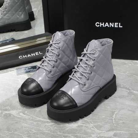Chanel 24ss 早秋 专柜新款马丁靴 天花板顶级品质 这款靴子真的是小个子福星，厚底5cma 更精致一点 菱格鞋面 鞋头的暗花logo还有后跟的logo - 点击图像关闭