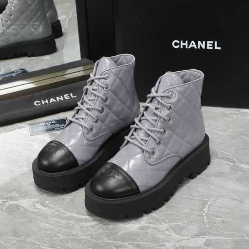 Chanel 24ss 早秋 专柜新款马丁靴 天花板顶级品质 这款靴子真的是小个子福星，厚底5cma 更精致一点 菱格鞋面 鞋头的暗花logo还有后跟的logo