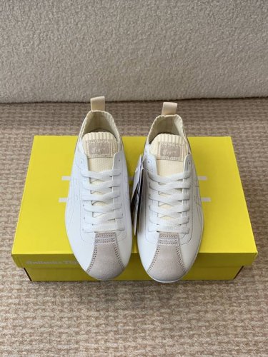 鬼塚虎Onitsuka Tiger SCLAW以经典重塑未来，SCLAW系列延续了Onitsuka Tiger的标志性设计语言，同时注入现代潮流元素。鞋身线条流