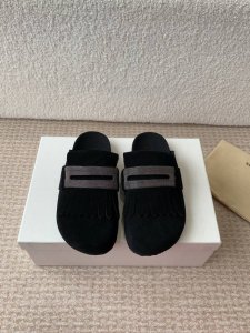 Brunello Cucinelli 新款勃肯拖鞋，春夏新款！ 想穿博肯！又不喜欢那个牌子的来！珠链设计一眼Bc！不烂大街！好穿好搭！时髦有型！ Bc很有品味！