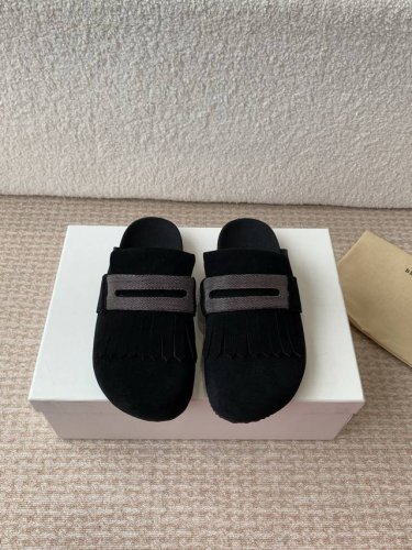 Brunello Cucinelli 新款勃肯拖鞋，春夏新款！ 想穿博肯！又不喜欢那个牌子的来！珠链设计一眼Bc！不烂大街！好穿好搭！时髦有型！ Bc很有品味！
