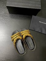 P：420 Dries Van Noten凉拖 将奢华金色元素与酷黑底色大胆碰撞。双层立体金属条带，搭配鞋底边缘的精致细节，尽显独特与前卫。一脚蹬的设计，让随性
