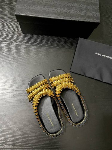 P：420 Dries Van Noten凉拖 将奢华金色元素与酷黑底色大胆碰撞。双层立体金属条带，搭配鞋底边缘的精致细节，尽显独特与前卫。一脚蹬的设计，让随性