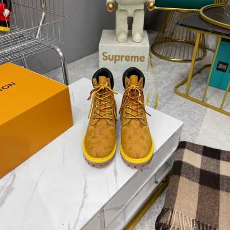 高版 LV x Timberland 添柏岚 联名款 老花 大黄靴 及踝靴 短靴 LV x Timberland 及踝靴取材 Monogram 压纹防水正绒面牛 - 点击图像关闭