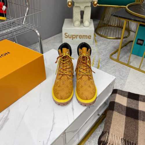 高版 LV x Timberland 添柏岚 联名款 老花 大黄靴 及踝靴 短靴 LV x Timberland 及踝靴取材 Monogram 压纹防水正绒面牛