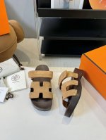 Hermès 爱马仕经典凉拖 极约复古的设计 浓厚的异域风情时髦感十足、随便上脚都很有腔调简简单单的款式随便搭配一下高级感就很棒百搭的颜色流畅的线条很难不爱！面