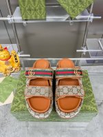 出厂价p 女装女鞋 运动原单 女士 Gg 厚底系带拖鞋 Gucci 女士签名鞋凸显引人注目的主题。通体提花设计带有几何 Gg 图案，饰有创始人姓名首字母。这款厚