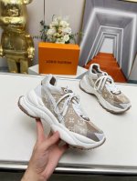 LV路易威登Run 55 运动鞋拼合网格面料、橡胶和粘胶等科技材质，搭配牛皮革材质，共同洋溢运动格调。Monogram 帆布后袢带等标志性元素传递品牌意趣 35