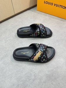 louis Vuitton 路易威登 -高端品质 原单休闲凉拖鞋 -鞋面：荔纹小牛皮.彩印品牌图腾、空压品牌Logo、车包边工艺 -内里：环保皮 -大底：超轻T