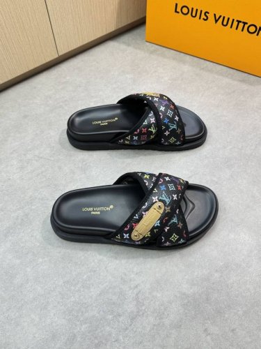 louis Vuitton 路易威登 -高端品质 原单休闲凉拖鞋 -鞋面：荔纹小牛皮.彩印品牌图腾、空压品牌Logo、车包边工艺 -内里：环保皮 -大底：超轻T