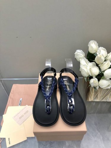 2025- Miumiu*缪缪 25春夏大热走秀款 走秀款出现在各大时装杂志封面 各路明星、小红书博主着用～全新复古上脚尤为惊艳到你的一款闭眼入都是不会后悔 搭