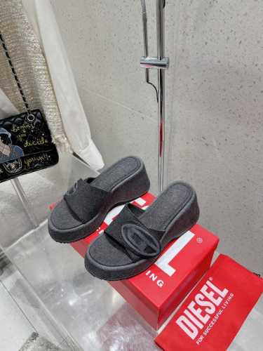 Diesel小众潮牌厚底拖鞋 今年谁还没拥有Diesel的搭配神器 你们这群辣妹都入手了吗？无论是鞋子衣服包包都太太太好看了！ 鞋面采用牛皮 进口定制牛仔布面