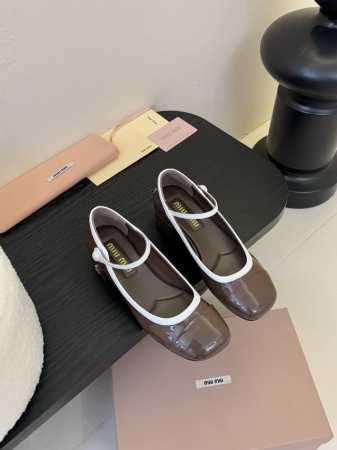 Miu Miu 25ss 春夏 粗跟 芭玛丽珍单鞋一眼看上miumiu 玛丽珍鞋上脚果然更惊艳~镂空尖头、蝴蝶结，集性感与于一体的高跟鞋，非常百搭，而且高度也太 - 点击图像关闭