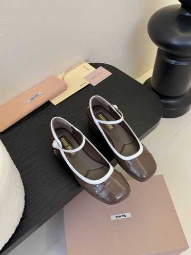 Miu Miu 25ss 春夏 粗跟 芭玛丽珍单鞋一眼看上miumiu 玛丽珍鞋上脚果然更惊艳~镂空尖头、蝴蝶结，集性感与于一体的高跟鞋，非常百搭，而且高度也太
