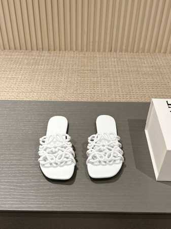 出厂 ，Loewe 罗意威 25Ss 春夏新品 拖鞋 疯狂种草简约设计感觉更干净优雅 让你念念不忘 颜色也很耐看漂亮，上脚瞬间气质十足气场，简直无敌帅气有型 鞋 - 点击图像关闭