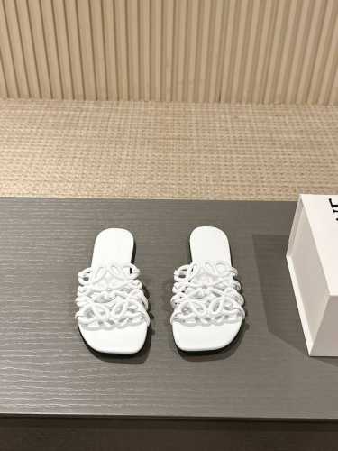 出厂 ，Loewe 罗意威 25Ss 春夏新品 拖鞋 疯狂种草简约设计感觉更干净优雅 让你念念不忘 颜色也很耐看漂亮，上脚瞬间气质十足气场，简直无敌帅气有型 鞋