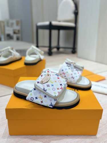 出厂 方块链条小包 Lv 2025春夏新品 专柜Lv驴牌爆款 浮雕Logo 压花 凉拖鞋 本款 Pool Pillow Comfort 平底凉拖取材科技织物，以
