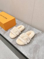 LV路易威登最新款秋冬新款纯羊毛拖厚底增高外穿羊毛拖 菱格交叉羊毛拖 菱格二字羊毛拖，小个子必入款 增高显瘦 精致高级 慵懒又不乏高级感，毛茸茸的太可爱了！鞋面