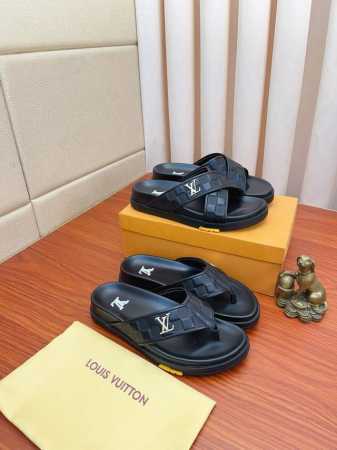 实价： Louls Vultton 高版本路易威登～独特现代风凉鞋。 Lv专柜代购休闲拖鞋意大利进口原版品牌精选头层柔软牛皮特殊材质。柔软 拒绝脱色磨脚 鞋底： - 点击图像关闭