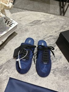 Prada 普拉达春夏秀款薄底德训鞋半拖女 25ss秀款出境率最高的单品 鞋面麂皮有肌理感，内里羊皮包裹，软软糯糯的 鞋垫加厚小羊皮，踩上去无比舒适，有支撑感，