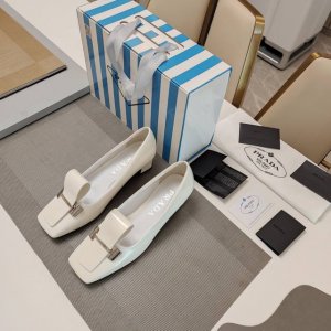 方头露舌皮饰金属扣头穆勒单鞋系列 顶级包装配套最高版本 PRADA 2025s普拉达春夏新品， 顶级版本 实力来袭！复古时尚普拉达公主糖果风格单鞋，少女必备 制