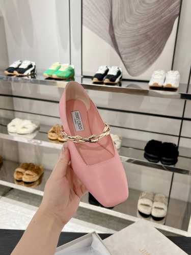 Diamond Tilda Flat 系列平底鞋，高级皮革材质巧工制作，经久优雅设计，巧思融入一息现代质感。鞋身饰有个性夺目 Diamond 标志性多棱链，经工