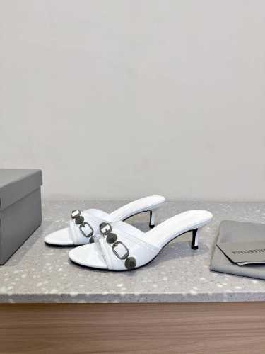铁扣 Balenciaga 巴黎世家 25Ss春夏新款 金属 铆钉 拖鞋 这双Cagole拖鞋鞋型是淑女拖鞋上面的铆钉又超级朋克街头简直太别致了 Ins爆款 鞋