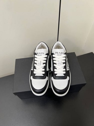 男款480prada Downtown系带情侣板鞋宋佳李现同款休闲鞋 原版开发顶级版 运动风设计搭配精致细节。采用穿孔皮革打造，个性的厚底呈现别具一格的现代风格