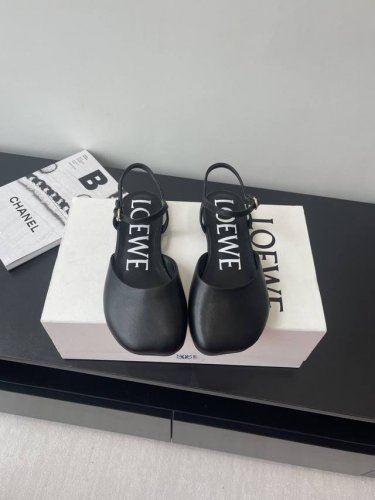 Loewe 罗意威 25Ss春夏最新款 平底 时装凉鞋 今年超火的品牌 好多明星网红时尚博主种草 喜欢这种风格的小仙女必须要入手哦 鞋头大头的设计 超级有味道