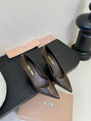 miumiu缪缪25春夏新款复古高跟鱼嘴凉鞋！春夏清新配色曲线优美，小猫跟后空凉鞋 日常穿搭都很搭鞋边有专属标识性Logo格调，上脚尽显优雅魅力！ 鞋面采用原版