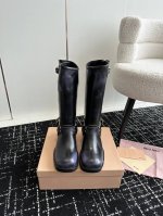 经典爆款 Miu Miu 经典走秀早秋机车靴 粗跟皮带扣复古机车西部靴子系列 夏天都可以穿的靴子来了 王炸款 整体设计透露着波希米兰的随性和洒脱 极具特色的缠绕