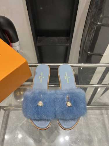 LV 24ss水貂毛 平底凉拖鞋 最流行的多巴胺元素系列 非常适合居家、逛街，度假，上班，皆是百分之百好搭配的绝绝子～ 面料：全真皮 水貂毛 羊皮里 意大利真皮