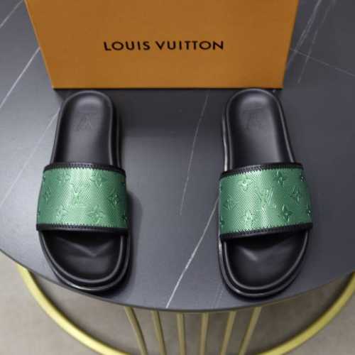 出厂价pp： 品牌：Lv路易威登 标准码：39-44 等级：官网同款 材料：原版材料设计 原版橡胶耐磨成型大底 款式类别：男士时尚凉拖鞋 尊贵奢侈品大牌元素 顶