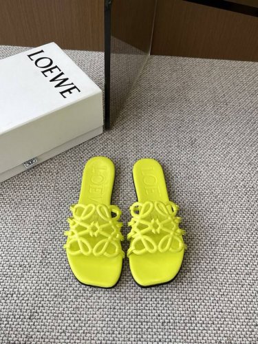 Loewe 罗意威 25Ss 春夏新品拖鞋 简约设计感觉更干净优雅 让你念念不忘 颜色也很耐看 上脚瞬间气质十足气场 简直帅气有型 鞋面采用牛皮印花 内里羊皮垫