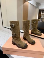 Miu Miu 2024 走秀款 马丁骑士靴 秋冬最美战靴鞋头大大翘翘是精髓。 妥妥断货节奏每一双都是独一无二不对寸的拉丝做旧复古效果 ，酷飒酷飒的延续了爆款